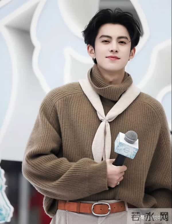 王鹤棣空降成都!穿蝴蝶袖戴领巾“姨味儿”十足,造型跟不上颜值