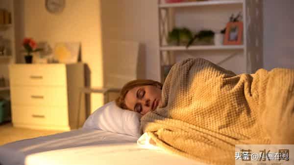 晚香玉精油 5 大实用用法，助眠、香体、护肤一站式搞定