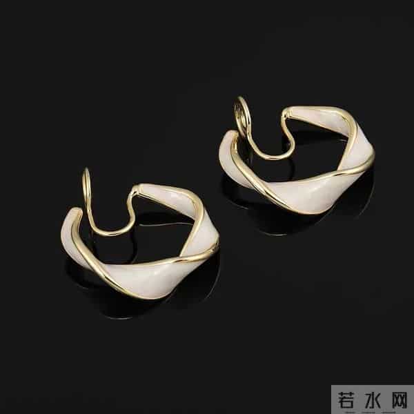 潘通色出炉！普通人怎么把流行色穿出彩？