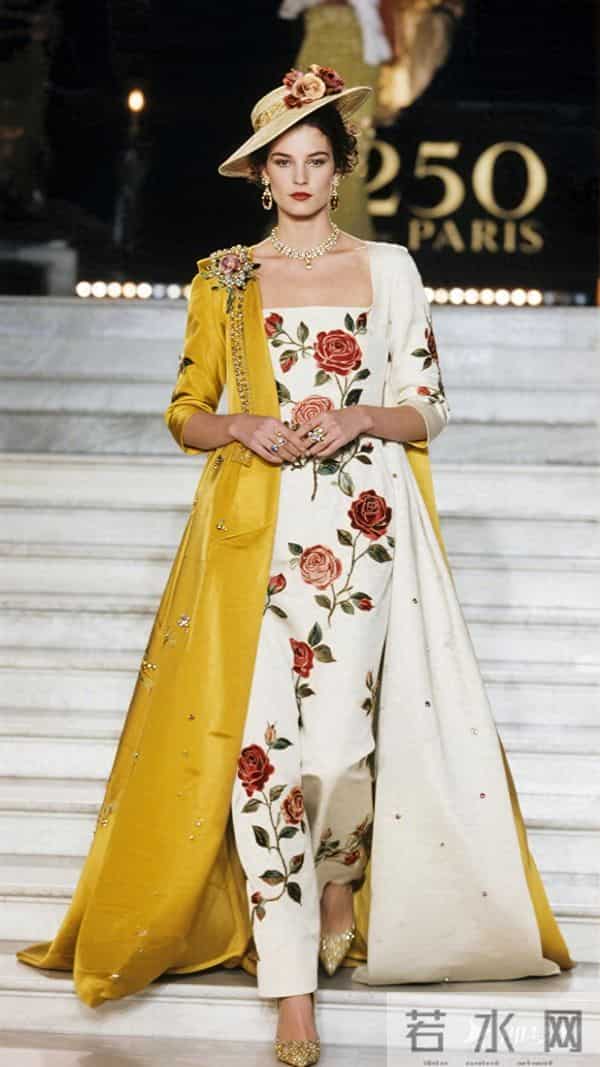 巴黎高定秀场 模特穿着精良制作的服装 自信地走在华丽宽阔的T台上