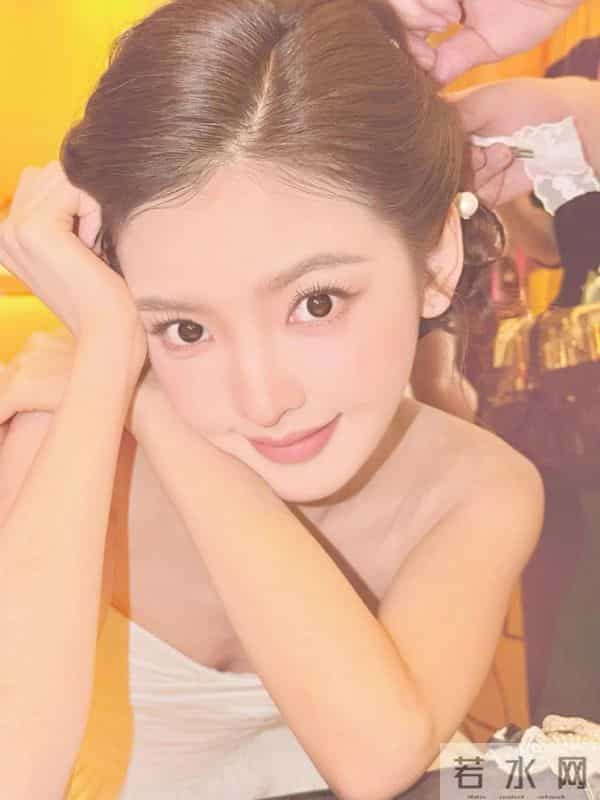 章若楠“气质千金妆”!内娱白月光的存在,网友:妈生好皮就是好