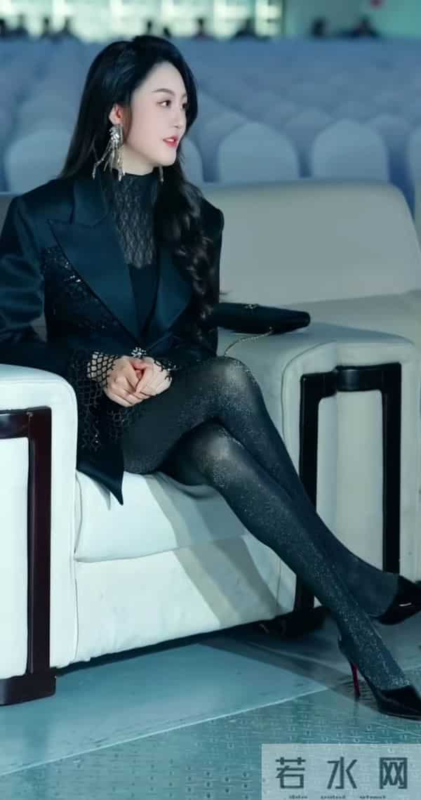 徐敏老师真的一直都喜欢穿亮晶晶的丝袜，还挺好看的