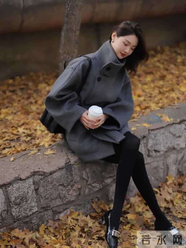 灰色大衣配厚黑太美了，秋冬氛围感轻松拿捏！