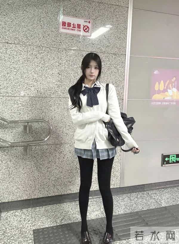 唔~地铁站+格子裙+厚黑袜，冬日穿搭新思路！