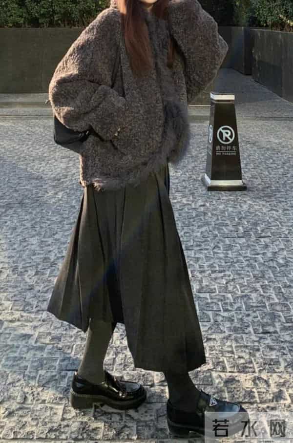 秋冬别在穿瑜伽裤了,换成这3种下装穿搭,时髦保暖关键很显腿细