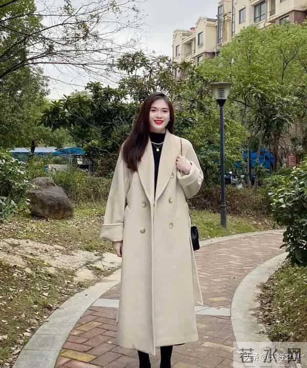 “大衣”买精不买多，长款必备，配牛仔裤、半身裙，高级又时髦