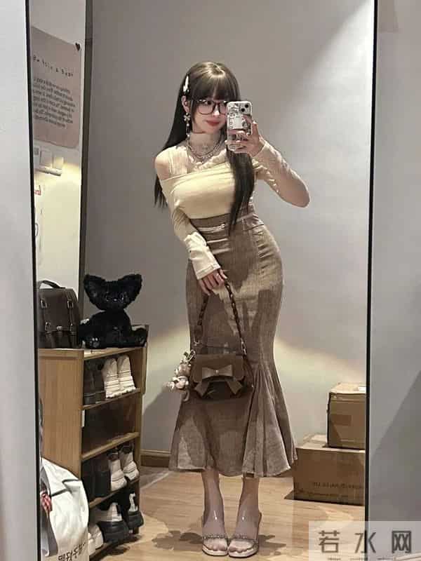 颜值穿搭，白色蕾丝上衣+鱼尾裙，优雅精致