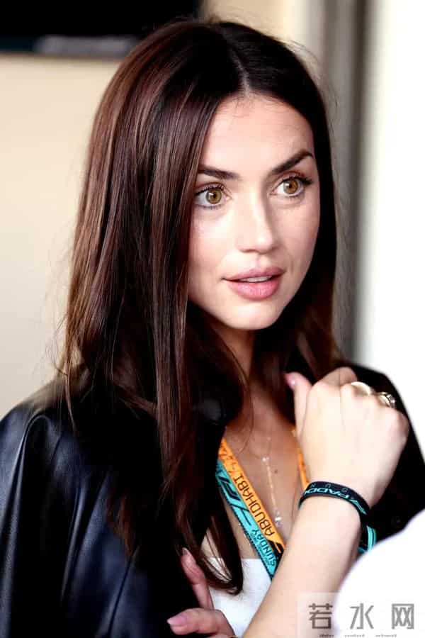 Ana De Armas 穿着整套Louis Vuitton亮相F1阿布扎比大奖赛