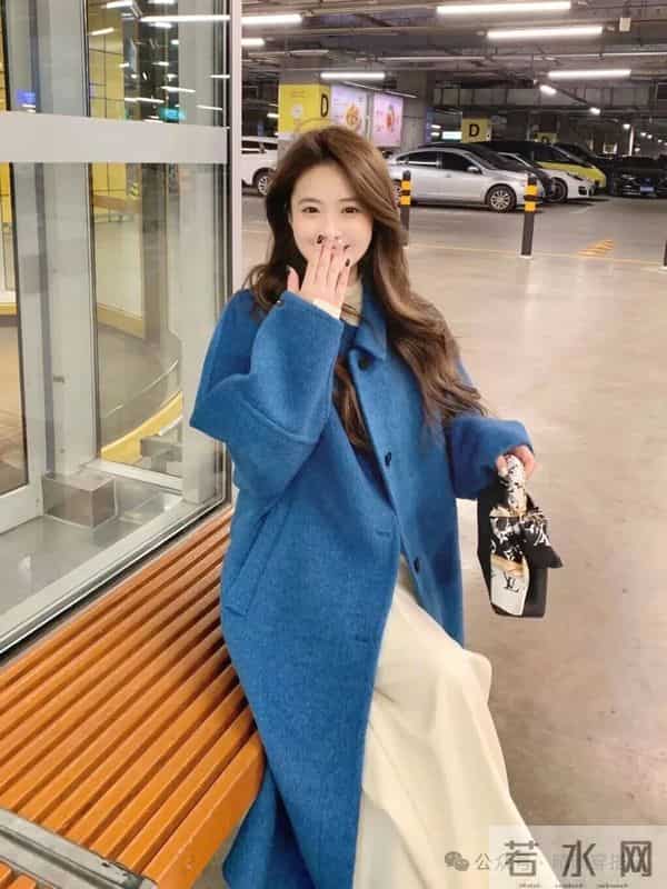 克莱因蓝大衣+奶白裤！显白到发光的冬日神搭配！