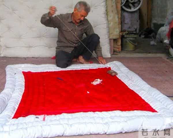 中年人爱穿的排骨羽绒服，格子的形状还有这些讲究？