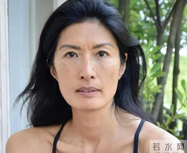 20岁嫁入纪梵希家族，49岁丧夫，52岁当模特，如今已是一线超模