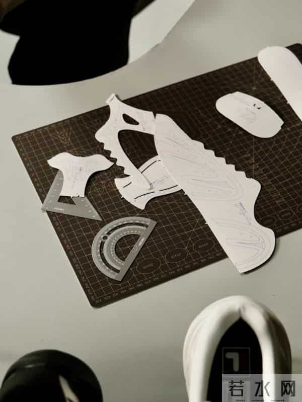 高智风穿搭的终极破绽：90%的人都栽在这双鞋上