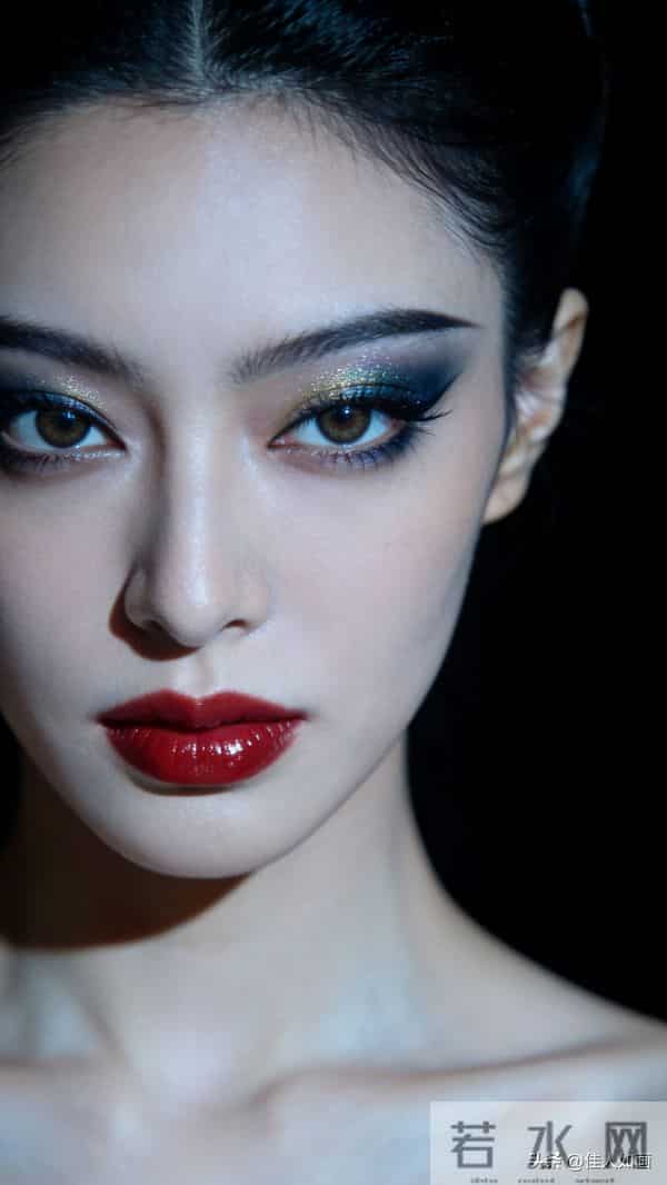 红唇眼妆杀疯了！冷艳骨相美到心尖