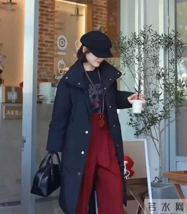 “黑色羽绒服”今年冬天火爆了，这样穿高级又显瘦