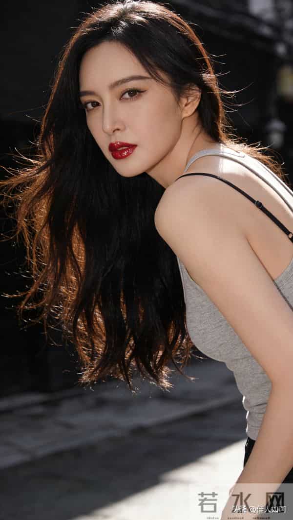 松弛随性的冷艳街拍美人