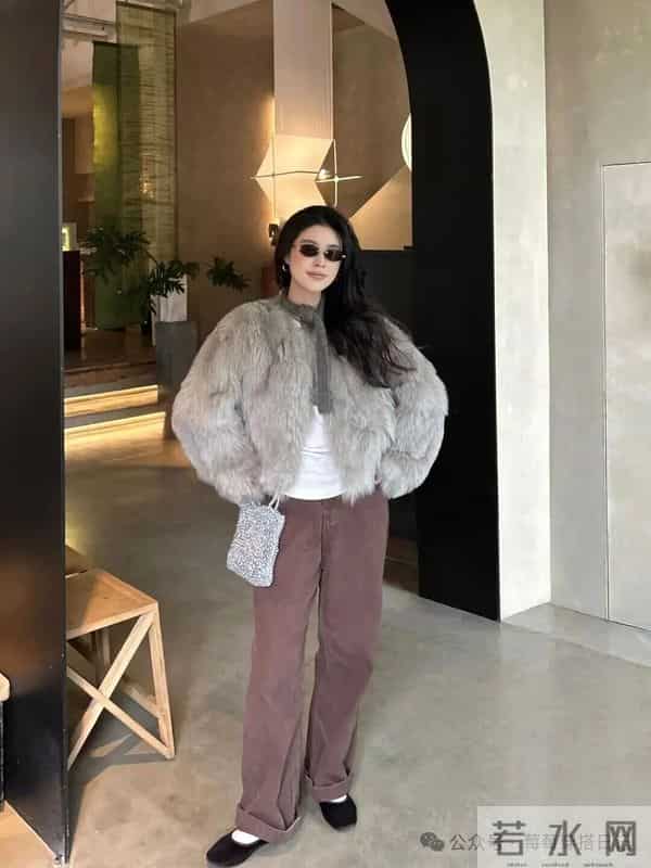 浅灰毛绒 + 棕调阔腿裤，慵懒贵气的松弛感直接焊身上！