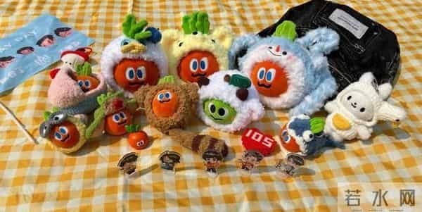 “50块帆布包配3000块包挂”，时髦年轻人背半个身家出门