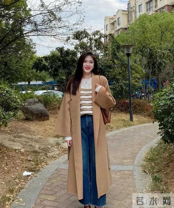 “大衣”买精不买多，长款必备，配牛仔裤、半身裙，高级又时髦