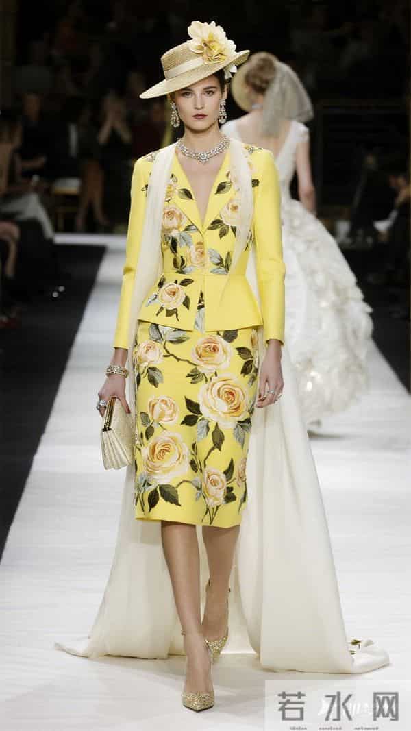 巴黎高定秀场 模特穿着精良制作的服装 自信地走在华丽宽阔的T台上