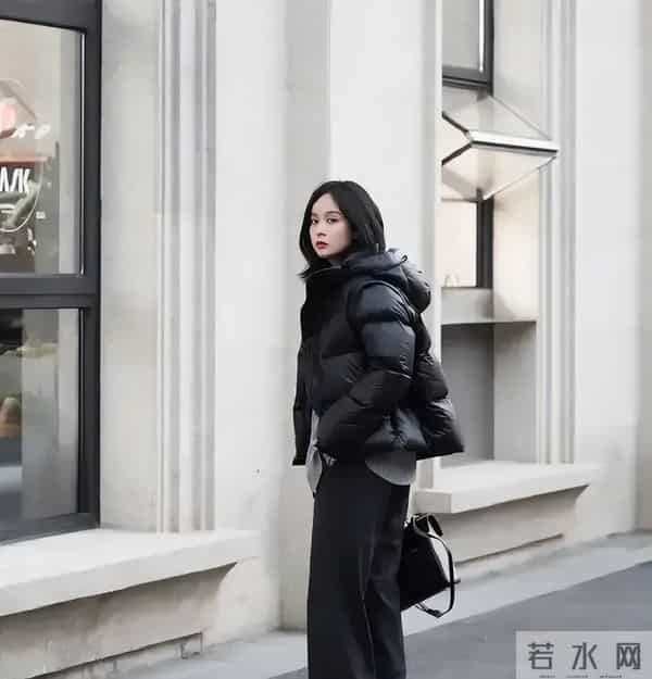 “黑色羽绒服”今年冬天火爆了，这样穿高级又显瘦