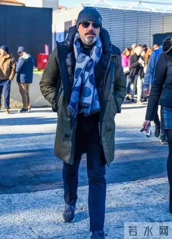 听我一句劝：中年男人最好少戴围巾、帽子，不是显老就是装嫩！