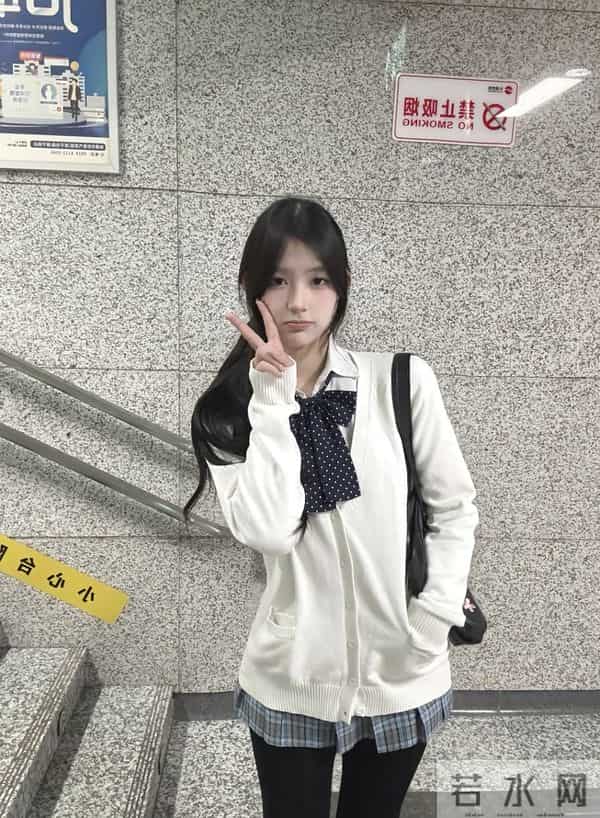 唔~地铁站+格子裙+厚黑袜，冬日穿搭新思路！