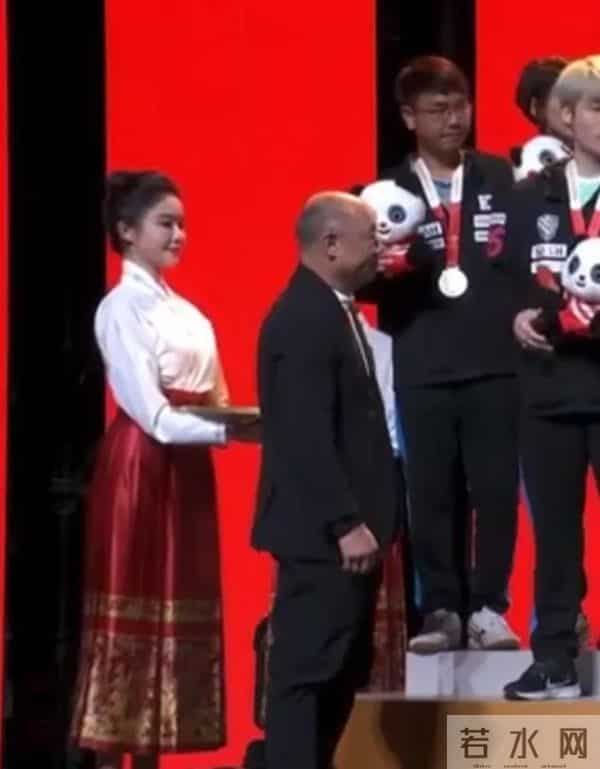 礼仪小姐变大妈，礼仪服变＂显老装＂