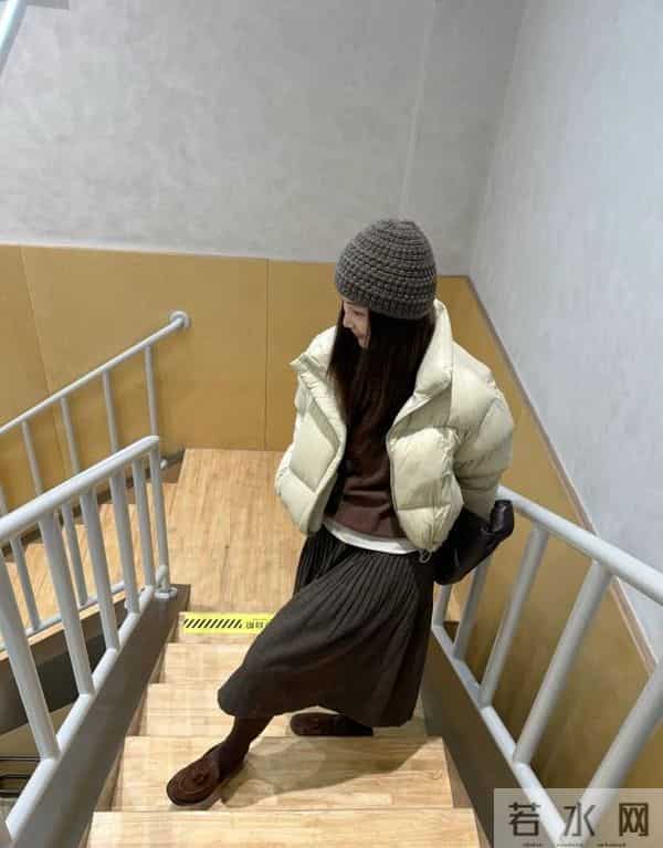 好看又耐脏！羽绒服就买这6个颜色，配裤子、裙子都超美！