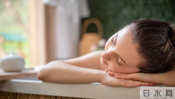 晚香玉精油 5 大实用用法，助眠、香体、护肤一站式搞定