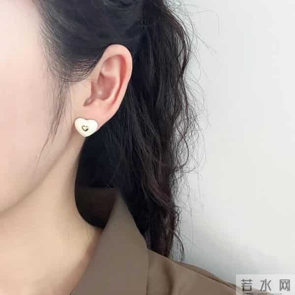 潘通色出炉！普通人怎么把流行色穿出彩？