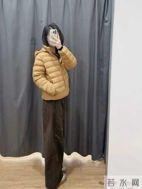 焦糖色轻羽绒+深棕阔腿裤,显高藏肉又温暖~