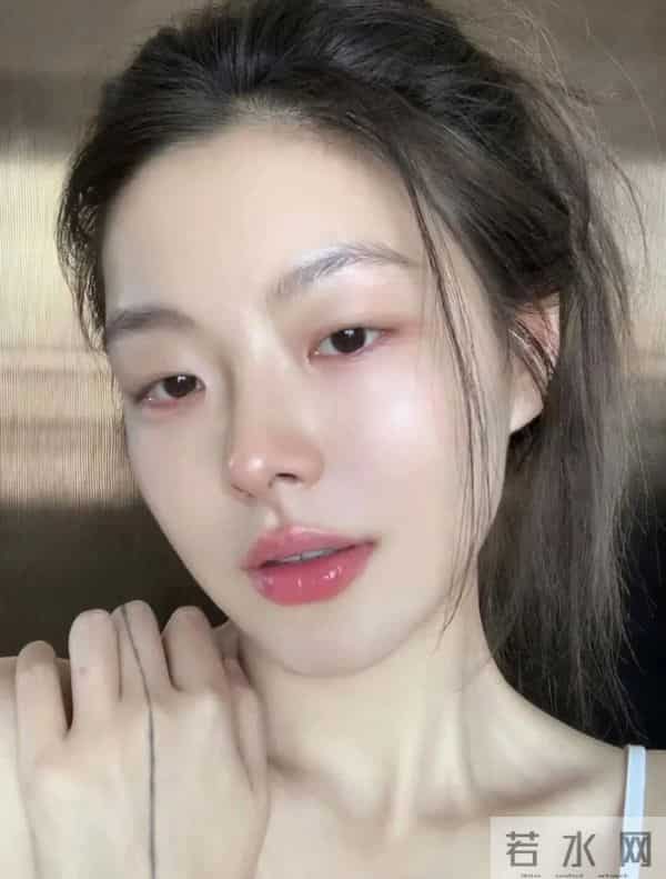 告别卡粉斑驳！保姆级遮瑕教程，手把手教你黑眼圈痘印全隐形