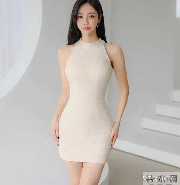 米白无袖高领针织裙，同色尖头钻饰高跟鞋。