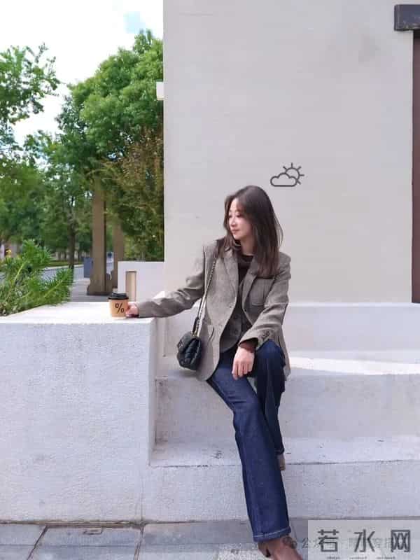 秋日职场穿搭模板！人字纹西装叠马甲，被同事追着问链接～