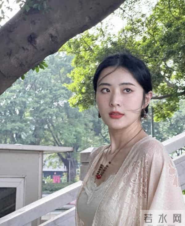 建议成熟女人多穿“蕾丝”风格,蕾丝款的衣服真的太有女人味了