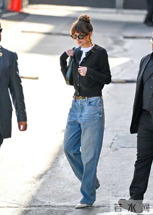 冬天内搭千万别乱选!黑色毛衣好看又好穿,错过真的很可惜