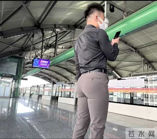 男生腰带用不当显老10岁？避坑3个关键，年轻显品味还百搭