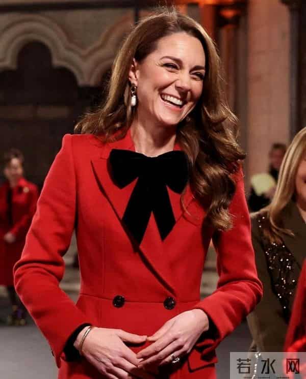 看凯特王妃穿大衣,我悟了:配裙子、不配阔腿裤,穿长筒靴才高级