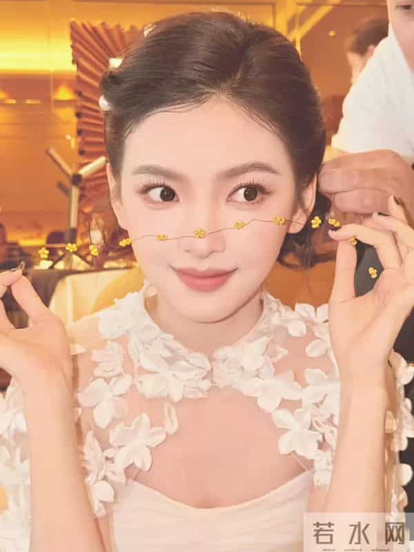 章若楠“气质千金妆”!内娱白月光的存在,网友:妈生好皮就是好