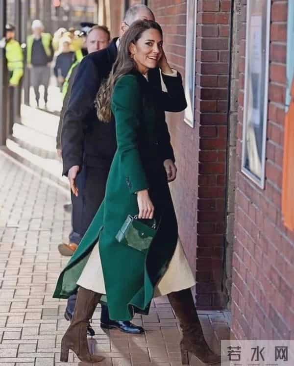 看凯特王妃穿大衣,我悟了:配裙子、不配阔腿裤,穿长筒靴才高级