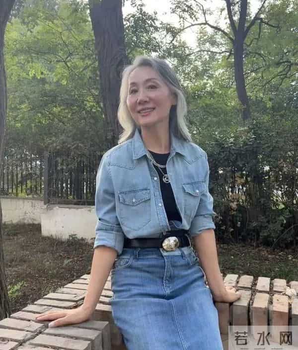 为什么我劝中老年女人：留白发、别剪短发？看素人对比图就明白了