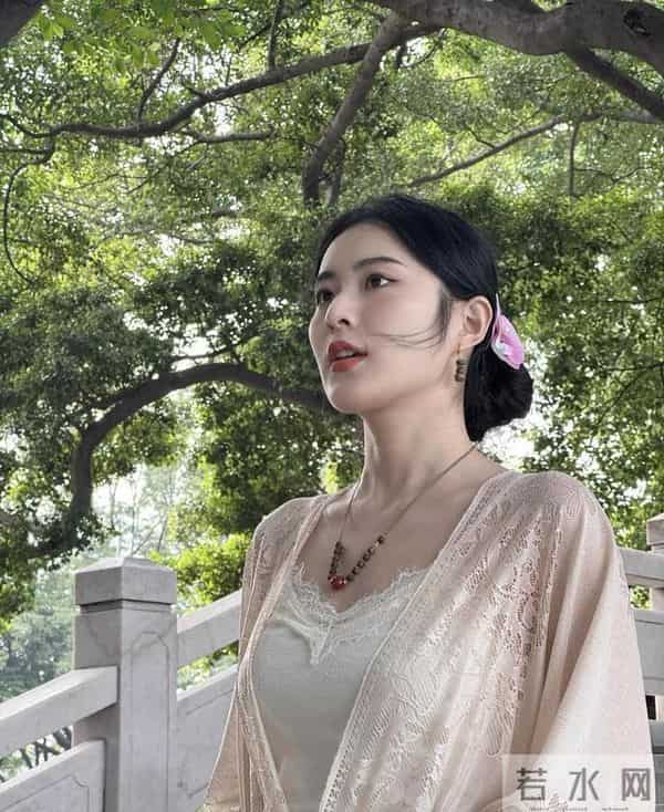 建议成熟女人多穿“蕾丝”风格,蕾丝款的衣服真的太有女人味了