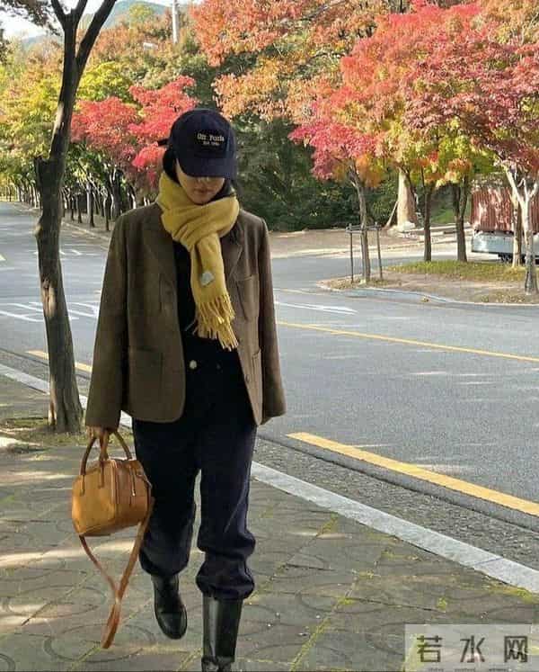 今年冬天流行一种穿搭,叫“靴中裤”,时髦保暖又减龄