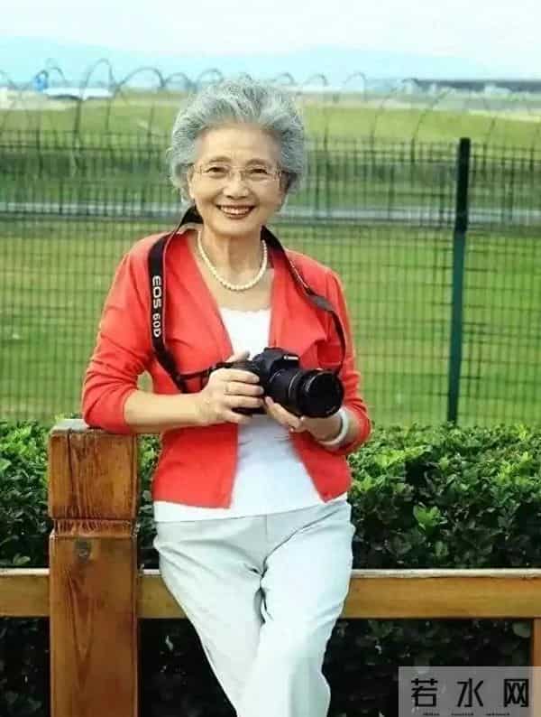银发如雪，步履生风——她把晚年活成一场“逆生长”