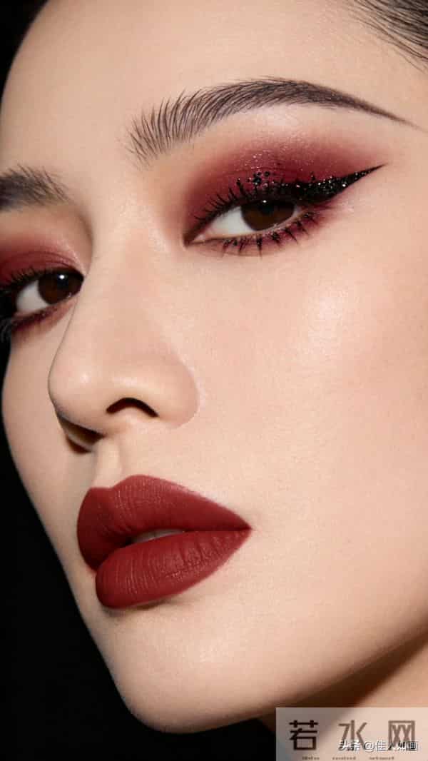 红唇眼妆杀疯了！冷艳骨相美到心尖