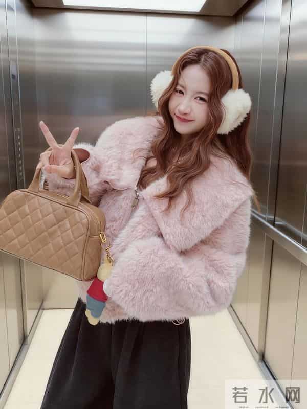 粉皮毛一体：软嫩甜妹冬日杀