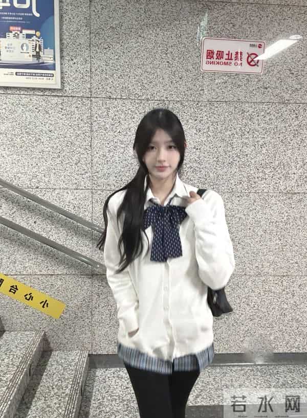 唔~地铁站+格子裙+厚黑袜，冬日穿搭新思路！