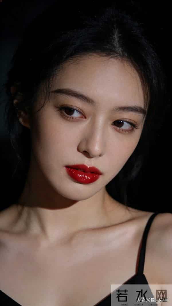 黑吊带+水润红唇,温柔妩媚拉满