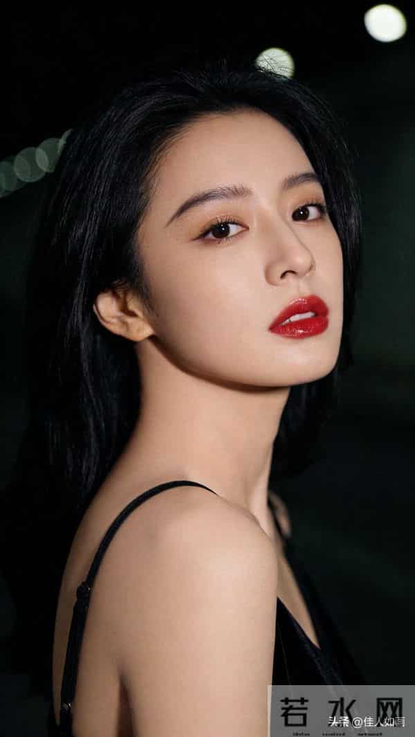 黑吊带+水润红唇,温柔妩媚拉满