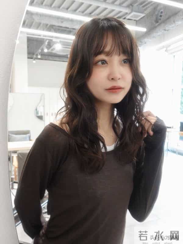 解锁日系轻熟风卷发：氛围感与实用性并存的秋冬发型首选